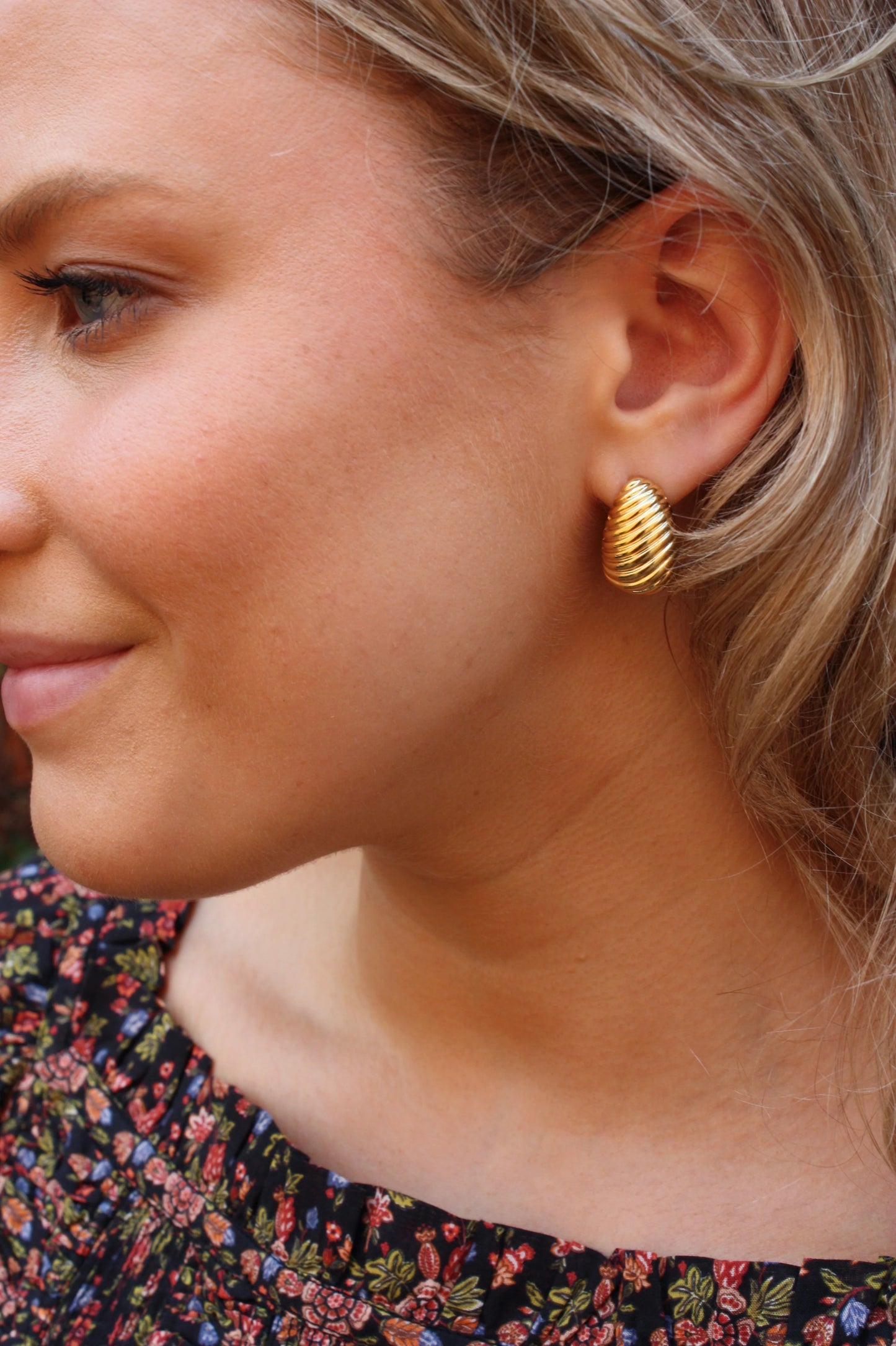 Ribbed Teardrop Earrings - Gold